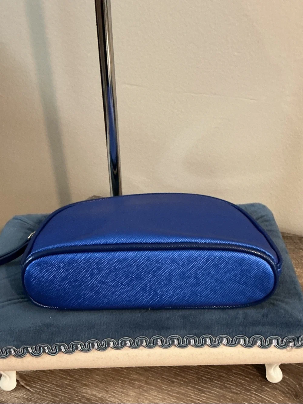 La Mer Blue Dome Cosmetic Pouch Bag 6.75” x 5” x 2” Excellent Condition